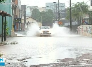Ruas do centro de Araguaína ficam alagadas após córregos transbordarem