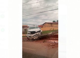 Motorista fica ferido após caminhonete bater em poste de energia em Palmas; 4.355 casas ficaram sem luz
