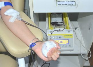 Com estoque baixo, unidade móvel do Hemocentro vai até a feira do Aureny I para coletar sangue em Palmas