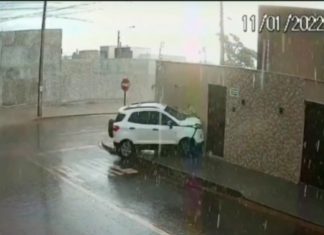 Vídeo mostra momento em que carro bate no muro de casa e pega fogo em Araguaína