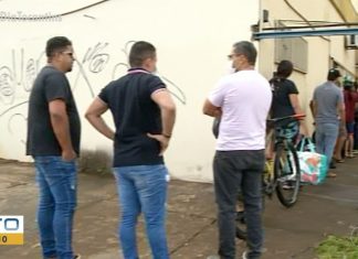 Moradores fazem fila na frente dos Correios por causa da demora na entrega de encomendas em Araguaína