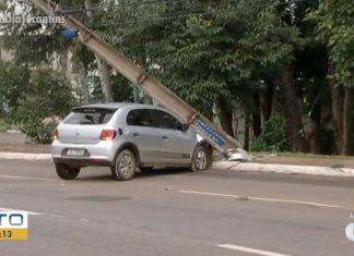 Carro bate em poste na avenida NS-02 e deixa mais de 500 casas sem energia em Palmas