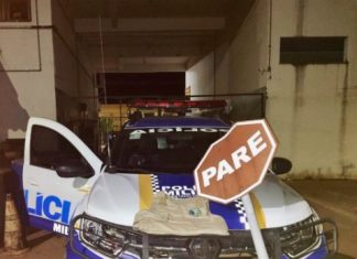 Dupla é presa após furtar placa de Pare em esquina de Gurupi