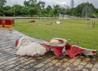 FOTOS: Parte da decoração natalina é destruída em rotatória de Palmas