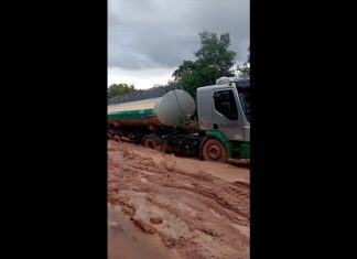 Caminhões ficam presos na lama em estrada para Taipas e precisam ser resgatados por máquinas; VÍDEO