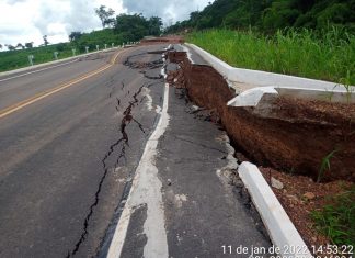 Trecho da rodovia TO-030 é interditado após rachaduras na pista e motoristas fazem desvio
