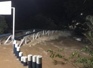 VÍDEO: Passarela do balneário Ilha Verde é interditada após ser atingida por enchente em Lajeado