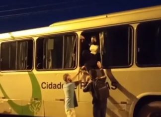 Passageiros abrem janela de emergência e saltam de ônibus após veículo apagar em avenida
