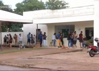 Tendas são instaladas na porta de unidades de saúde após aumento no número de moradores com sintomas gripais