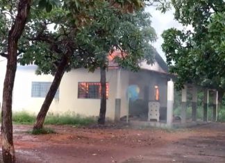 Base comunitária da Polícia Militar pega fogo em Palmas; VÍDEO