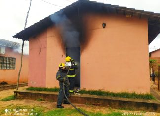 Casa popular fica destruída após incêndio em bairro de Araguaína