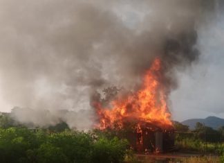 Casa pega fogo após raio cair ao lado e moradores perdem tudo; Veja o vídeo