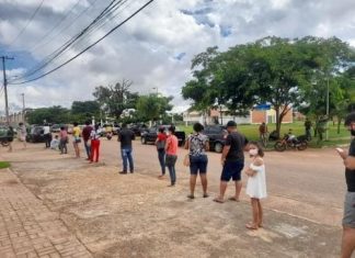 Moradores com sintomas de Covid-19 fazem fila e se aglomeram para conseguir atendimento em Palmas