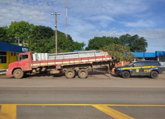 Caminhão com suspensão adulterada é retido pela PRF na BR-153