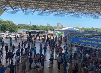 Mutirão de vacinação e testagem supera expectativa e registra aglomeração em Palmas