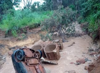 Carro cai em cratera durante chuva em Palmas; vento forte derrubou árvores em condomínio