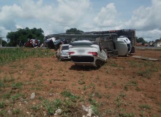 Caminhão-cegonha que transportava 11 veículos tomba na BR-153; rodovia foi interditada em Talismã