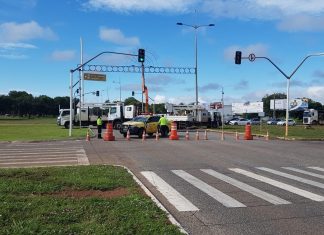 Cruzamentos da avenida Teotônio Segurado em Palmas são interditados para retirada de enfeites de Natal