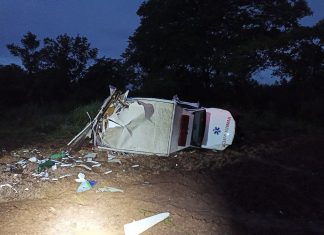 Um morre e dois ficam feridos após ambulância capotar na BR-153; veja fotos