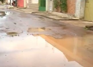 Buracos em rua sem escoamento acumulam água da chuva em Araguaína