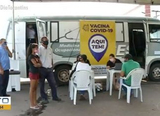 Vacinas contra o coronavírus são aplicadas em calçadas da Feirinha e da Câmara Municipal de Araguaína
