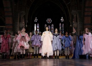 Fashion Week de Londres começa com mistura de Renascimento com grunge