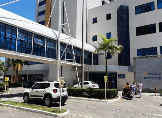 ‘Os médicos estão tentando fechar um diagnóstico conclusivo’, diz empresário da Calcinha Preta sobre estado de saúde de Paulinha Abelha