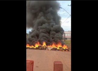 Moradores ateiam fogo em pneus e bloqueiam avenida para protestar contra buracos na região sul de Palmas