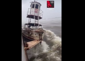 VÍDEO: Rebocador de balsa quase vira enquanto atravessava o rio Araguaia durante forte chuva
