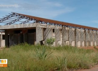 Obra de escola que atenderia 400 crianças está abandonada há cerca de dois anos em Luzimangues