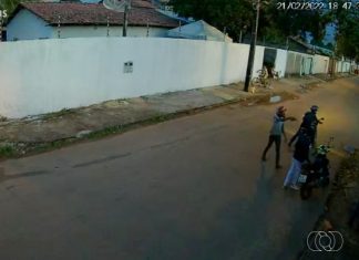 VÍDEO: Moradores são roubados na porta de casa por dupla em motocicleta