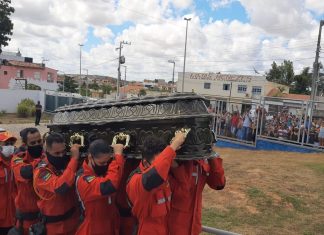 Milhares de pessoas acompanham velório de Paulinha Abelha em Simão Dias