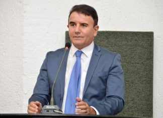 Deputado Eduardo Siqueira Campos é internado após ter paralisia em uma das pernas durante viagem