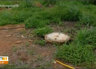 Moradores se revoltam com esgoto de quadra vizinha que escorre na porta de casas