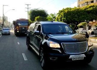 Corpo de Paulinha Abelha é levado em cortejo para Simão Dias