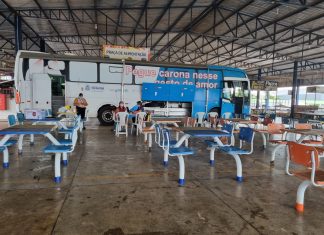 Ônibus estaciona na feira do Jardim Aureny I para coletar sangue de moradores de Palmas