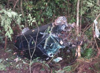 Carro capota na BR-153 e ocupantes saem com ferimentos leves