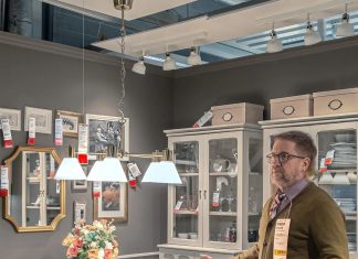 Artista se coloca ‘à venda’ em loja de móveis e decoração de Moscou