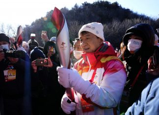 Jackie Chan carrega tocha olímpica no topo da Grande Muralha da China