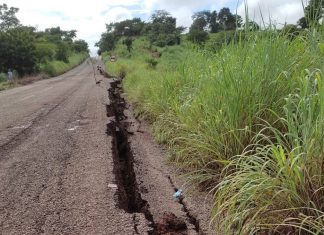 Equipes abrem desvio emergencial em trecho da rodovia para o Jalapão que rachou durante as chuvas