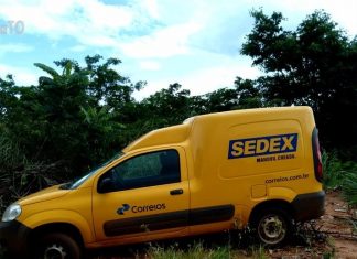 Motorista dos Correios é feito refém, fica trancado em carro e é liberado após veículo parar em atoleiro