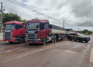 PRF apreende 112 toneladas de brita em caminhões que tentaram evitar fiscalização