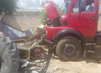 Homem morre após ser esmagado entre caminhão e estrutura metálica em oficina