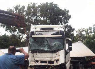 Caminhões tombam após baterem na BR-153 e pista é interditada para a remoção