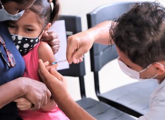 Vacinas contra a Covid são aplicadas em escola de tempo integral nesta terça (15) em Palmas
