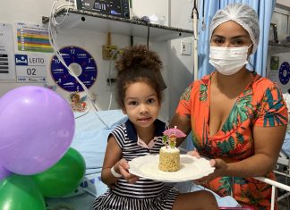 Equipe de saúde prepara bolo especial para criança internada com diabetes poder comemorar aniversário