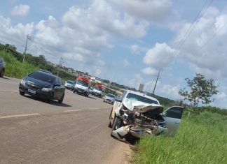 Batida entre caminhonete e carro deixa motoristas feridos na TO-050