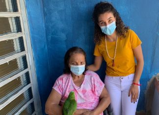 Idosa que teve papagaio apreendido recupera ave de estimação após pedido ao MP: ‘É como um filho’, diz advogada