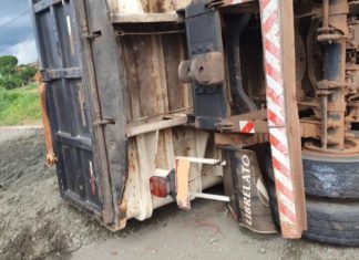Caminhão tomba após bater com caminhonete na BR-153 em Araguaína