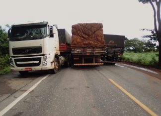 Acidente entre caminhões interdita BR-153 e causa congestionamento no sul do estado